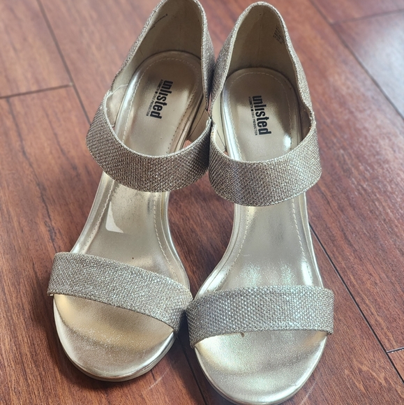 NWOT Unlisted gold heels - Picture 9 of 15